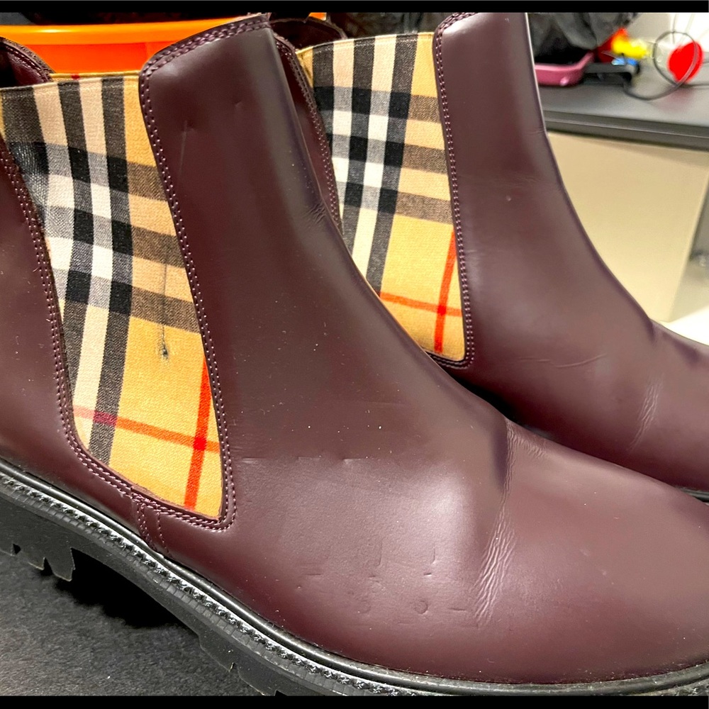 Burberry boots size 8